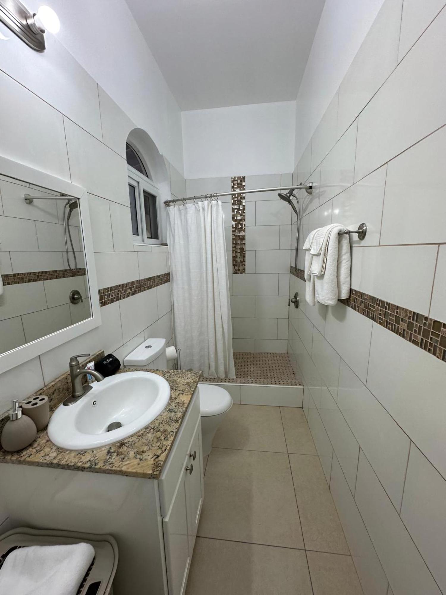 Eldorado Guesthouse & Car Rental Roseau Rum bild