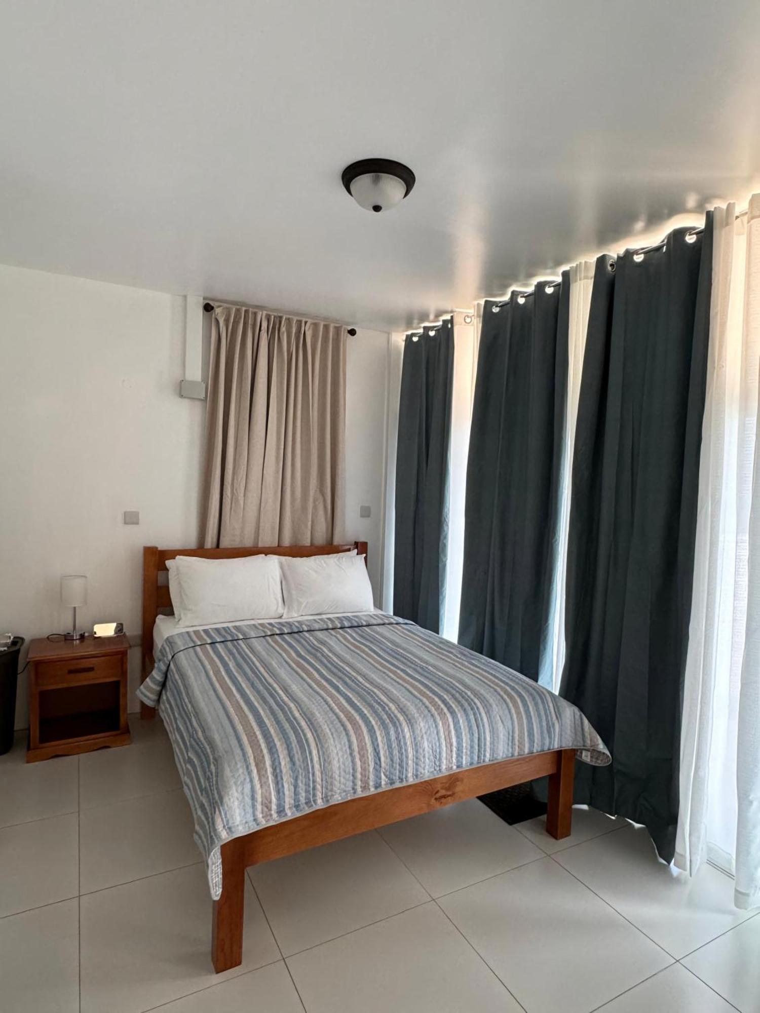 Eldorado Guesthouse & Car Rental Roseau Rum bild